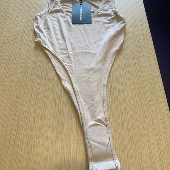 Pretty Little Thing - NWT - Sand Scoop Neck High Leg Bodysuit - Size 0 - Picture 2 of 5